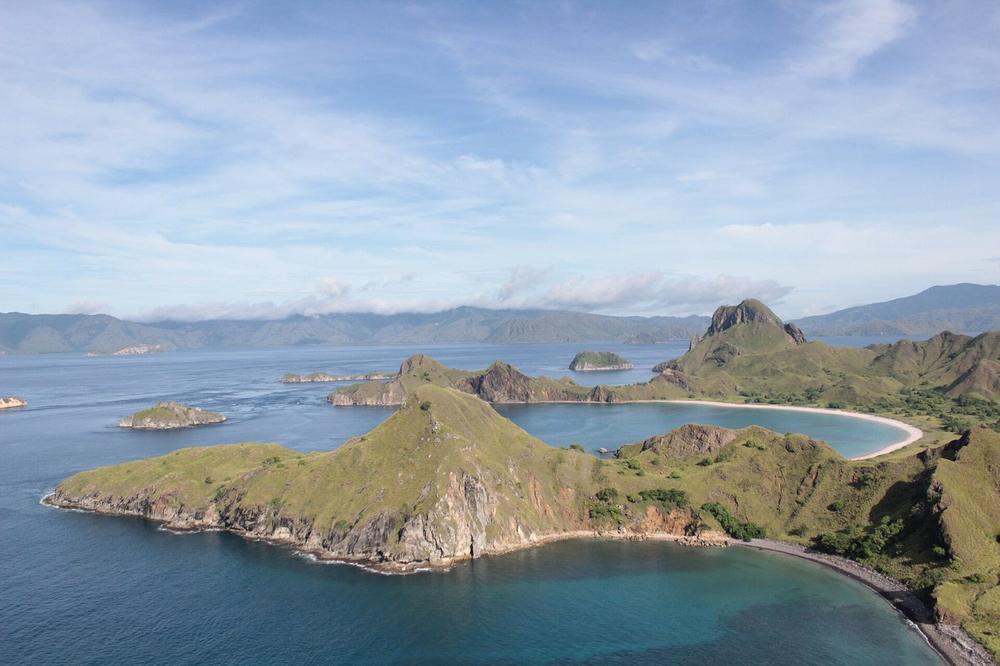 The three bays of Padar island seen from the ridge stair The three bays of Padar island seen from the ridge stair